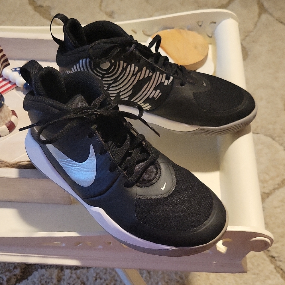 Nike Sz 5Y Black and White Basketball Sneakers